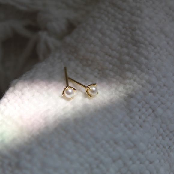 Sterling Silver Four-Claw Pearl & Gold Stud Earrings - Picture 2 of 7